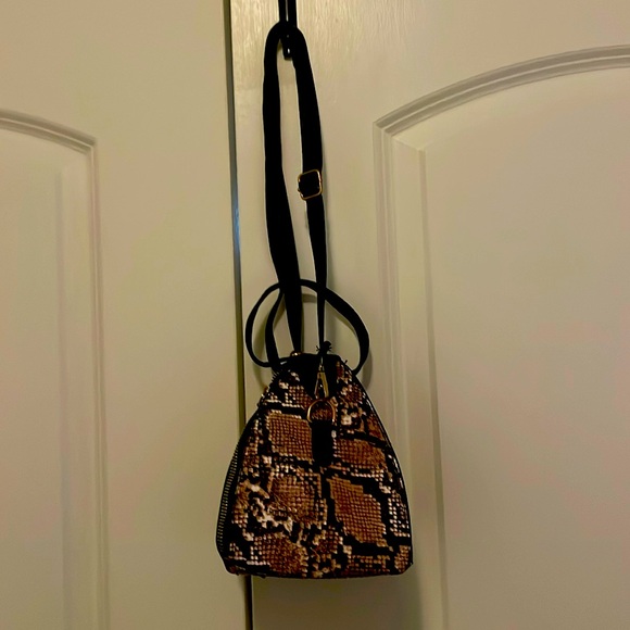 Handbags - 🖤EUC🖤- Crossbody/Shoulder bag